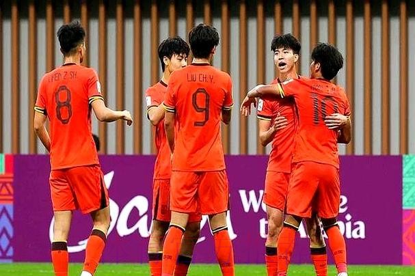 中国U-18男足国家队观看励志影片